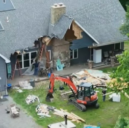Māja, kuru sāka demolēt brīdī, kad tur atradās cilvēki. Māja, kuru sāka demolēt brīdī, kad tur atradās cilvēki.