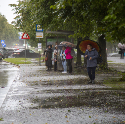 Cilvēki autobusa pieturā negaisa laikā Rīgā. Cilvēki autobusa pieturā negaisa laikā Rīgā.