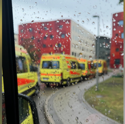 NMPD automašīnu rinda pie PSKUS. NMPD automašīnu rinda pie PSKUS.