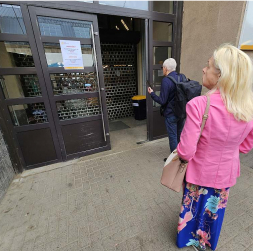 Šodien Centrāltirgus gaļas paviljona ieejai priekšā restes, taču daudzi pircēji par to nav informēti un cenšas paviljonā iekļūt kā ierasts. Pēkšņais lēmums pārtraukt gaļas tirdzniecību, neierādot tirgotājiem citas tirdzniecības vietas, viņiem ir jaunums. Šodien Centrāltirgus gaļas paviljona ieejai priekšā restes, taču daudzi pircēji par to nav informēti un cenšas paviljonā iekļūt kā ierasts. Pēkšņais lēmums pārtraukt gaļas tirdzniecību, neierādot tirgotājiem citas tirdzniecības vietas, viņiem ir jaunums.