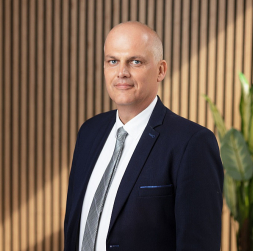 Jurģis Vinniņš, AS "Sadales tīkls" (ST) Stratēģisko klientu vadītājs: "Līdz šim sistēmas operators atsevišķi uzskaitījis un analizējis neplānotos elektroenerģijas piegādes pārtraukumus ar ilgumu virs 24 stundām. Šogad tādi bijuši 40 objektos."