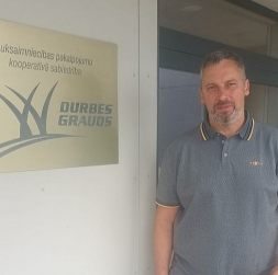 "Šopavasar piedzīvojām precedentu: pārdeva ļoti labu zemi, apmēram 50 ha vienā laukā, varētu teikt – ideālu gabalu. Pircējs neatradās. Pārdevējs meklēja pagaidu risinājumu dalot un iznomājot. Arvien vairāk zemnieku tagad kļūst tādi kā ķīlnieki – saistības ir, bet ražot nav izdevīgi," jaunu tendenci iezīmē lauksaimniecības pakalpojumu kooperatīvās sabiedrības "Durbes grauds" valdes priekšsēdētājs Sandris Bēča.