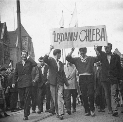 Streikotāju demonstrācija – "Pieprasām maizi!".