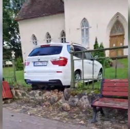 Smiltenē, Baznīcas laukumā BMW ietriecies sētā. Smiltenē, Baznīcas laukumā BMW ietriecies sētā.