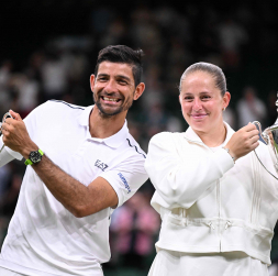 Latvijas tenisiste Aļona Ostapenko pārī ar salvadorieti Marselo Arevalo ceturtdien Londonā svinēja uzvaru Vimbldonas čempionāta jaukto dubultspēļu sacensību finālā. Latvijas tenisiste Aļona Ostapenko pārī ar salvadorieti Marselo Arevalo ceturtdien Londonā svinēja uzvaru Vimbldonas čempionāta jaukto dubultspēļu sacensību finālā.