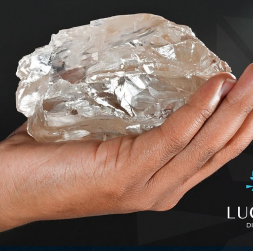 Pirmajā desmitniekā – šim Botsvānas dimantam ir 1305,4 karāti. Ierastākās ikdienas mērvienībās – 261,08 grami. "Lucara Diamond" foto. Pirmajā desmitniekā – šim Botsvānas dimantam ir 1305,4 karāti. Ierastākās ikdienas mērvienībās – 261,08 grami. "Lucara Diamond" foto.