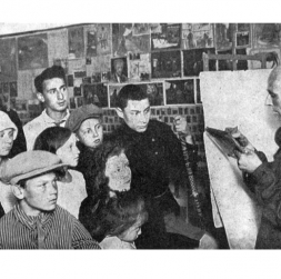 Voldemārs Irbe ar ciemiņiem savā darbnīcā pēc "apstrādāšanas". Voldemārs Irbe ar ciemiņiem savā darbnīcā pēc "apstrādāšanas".