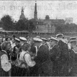 Sveicēju sagaidīšana uz "Tre Kronor" klāja.