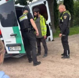 Pašvaldības policija un vīrietis.