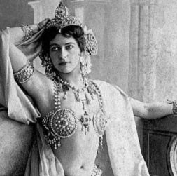 Mata Hari (1876–1917). Mata Hari (1876–1917).