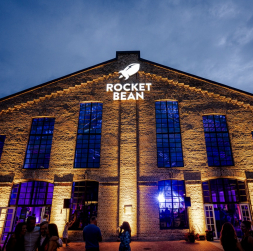 "Rocket Bean" jaunās grauzdētavas atklāšanas pasākums Rīgā.