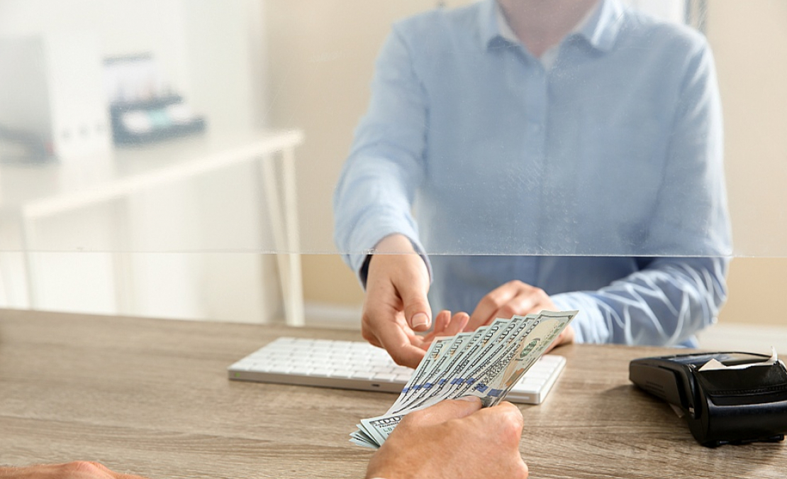 Banku klients. Kreditēšana, nauda. Ilustratīvs attēls. 