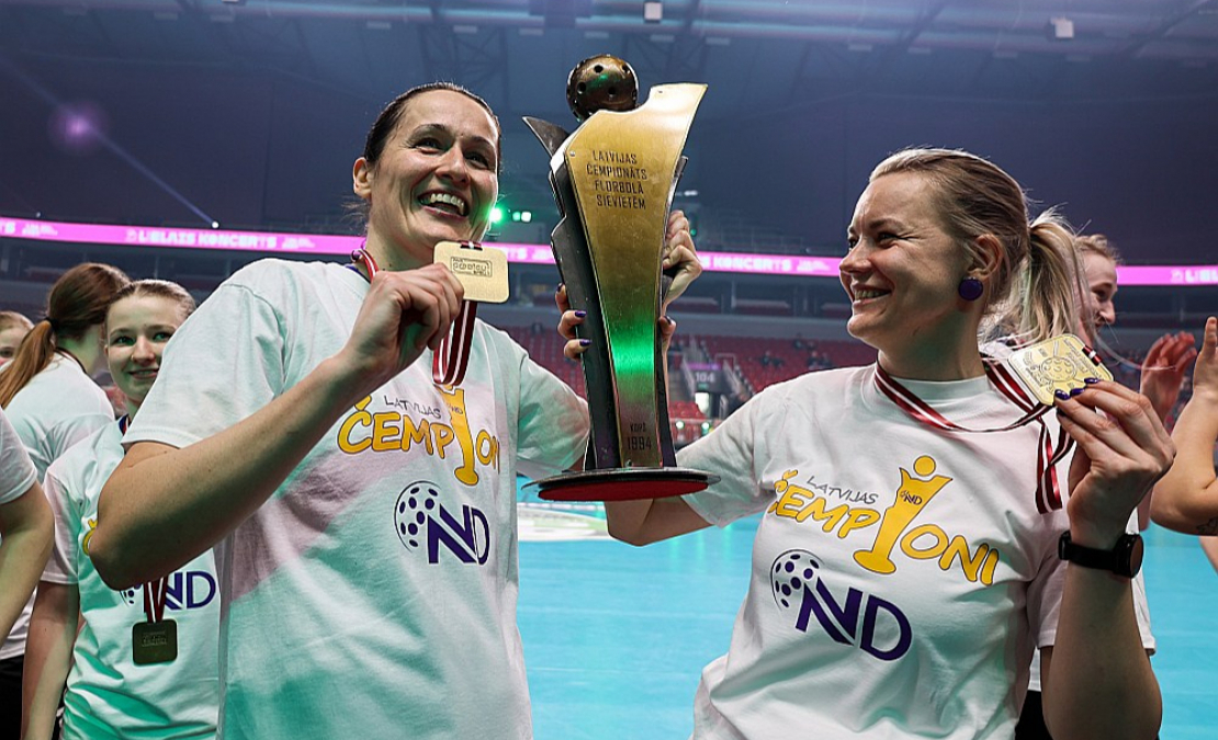 Latvijas sieviešu florbola kluba "NND/RJTC" dibinātājas Karīna Saidova (no kreisās) un Santa Muceniece ar Latvijas čempionu kausu.