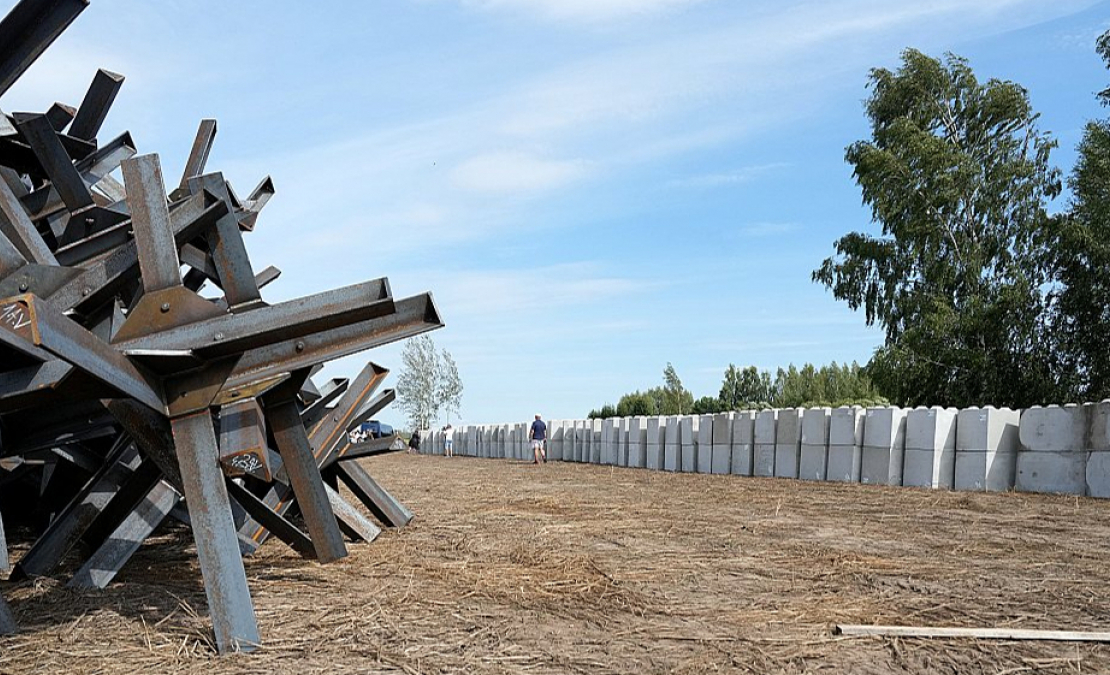 Pie robežas tiek izvietoti betona bloki un prettanku eži.