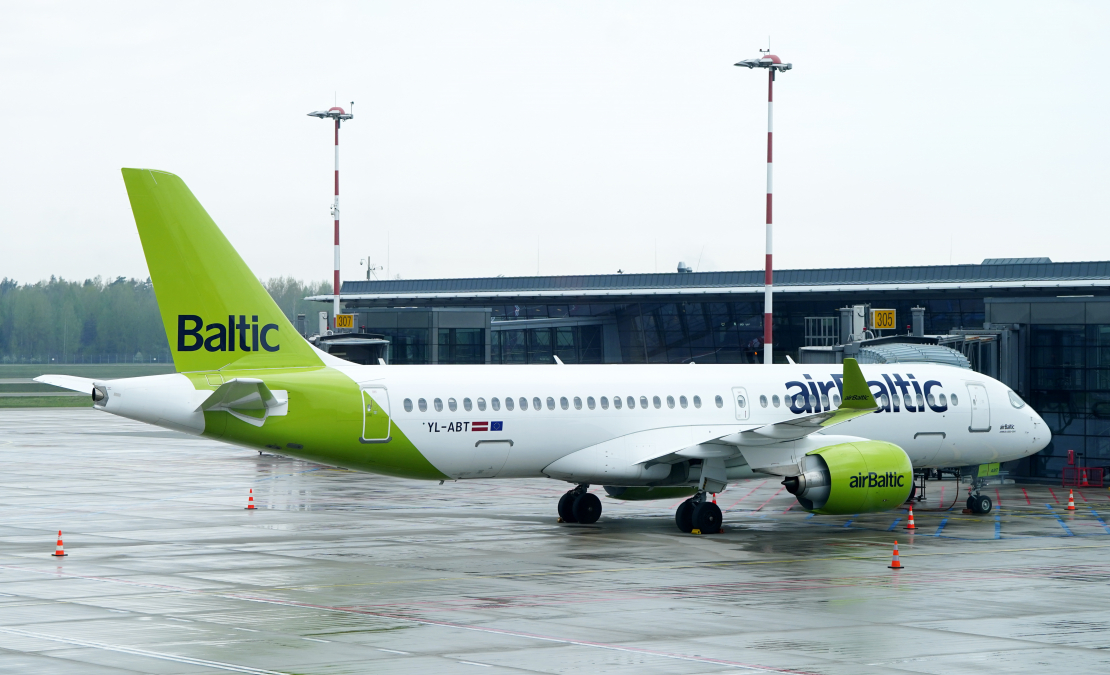 "airBaltic" lidmašīna RIX Rīgas lidostas teritorijā.