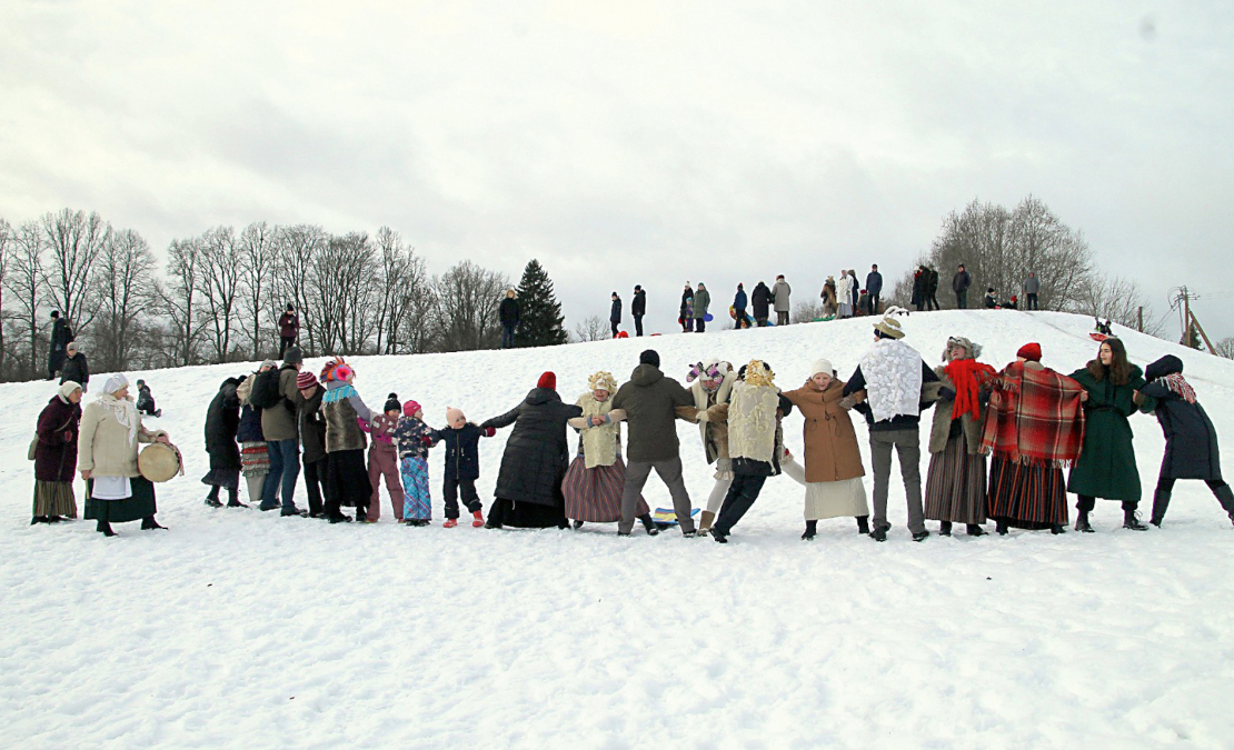 Pienācis laiks pamodināt dabu un arī pašiem sapurināties! Tā Meteni vada Mūrmuižas folkloras draugu kopa “Stutes”