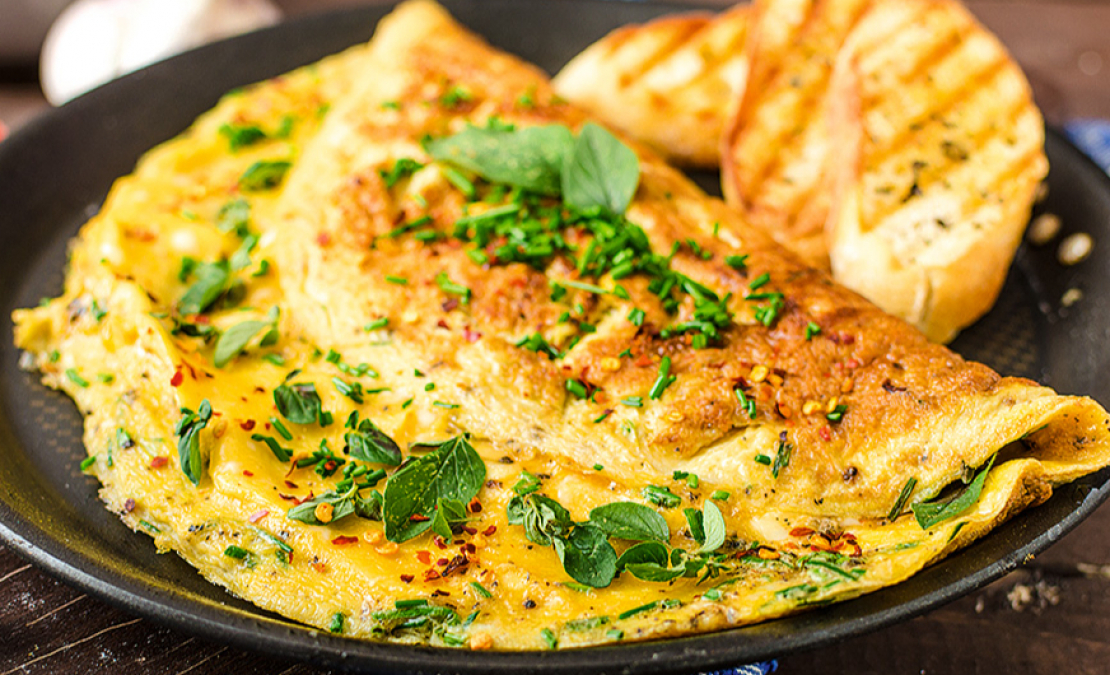 Omlete ar skābenēm, spinātiem un sieru.