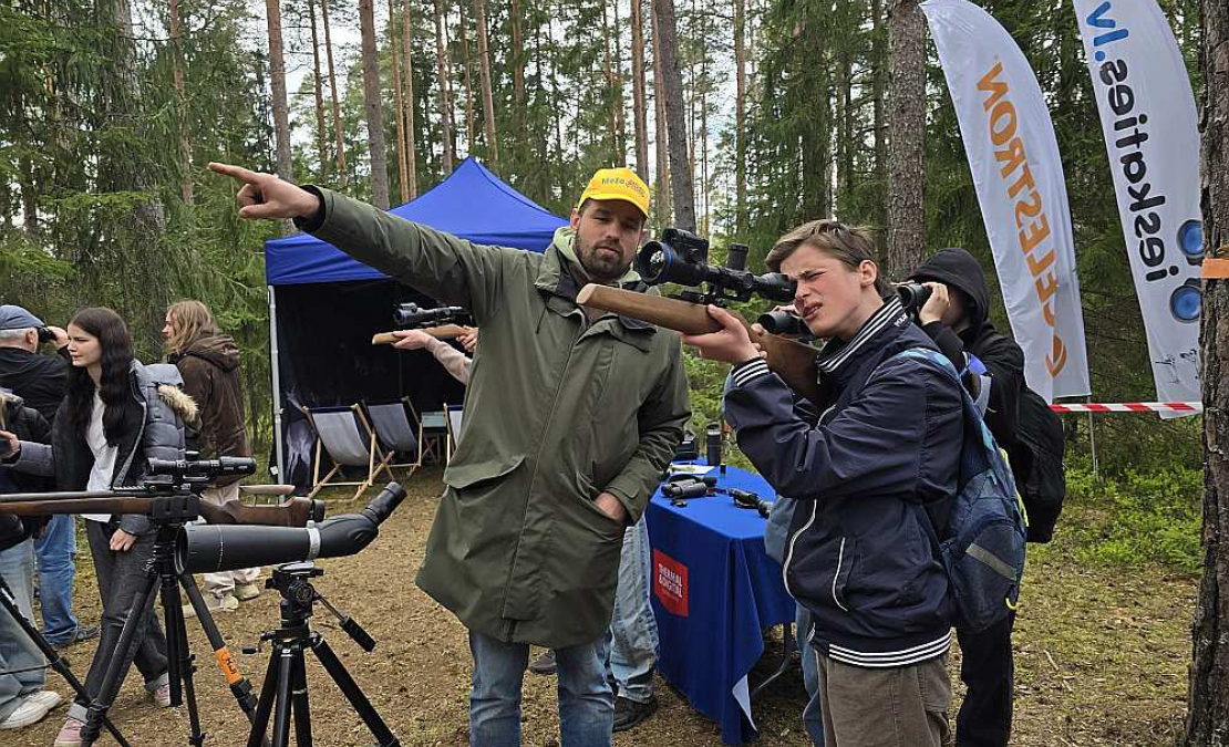 Uzdevumu jauniešiem – atrast, kur paslēpušies Latvijas dzīvnieki, – palīdz veikt "Pulsar Latvija" pārstāvis Viesturs Arklons, kas pasākumā piedalās jau daudzus gadus.