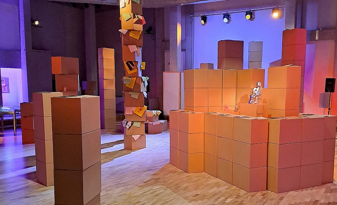 Kopskats Artura Dimitera instalācijā Mālpils Kultūras centrā.