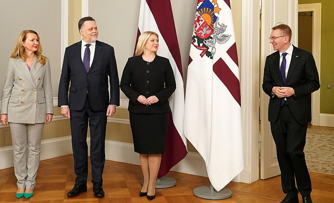 Valsts prezidents Edgars Rinkēvičs (no labās) ar Tieslietu padomes locekļiem – Satversmes tiesas priekšsēdētāju Irēnu Kucinu, Augstākās tiesas priekšsēdētāju Aigaru Strupišu, kurš ir padomes vadītājs, un tieslietu ministri Inesi Lībiņu-Egneri. Prezidenta aicinājums pasteigties ar nākamā ģenerālprokurora izvēli padomē nav atradis dzirdīgas ausis.