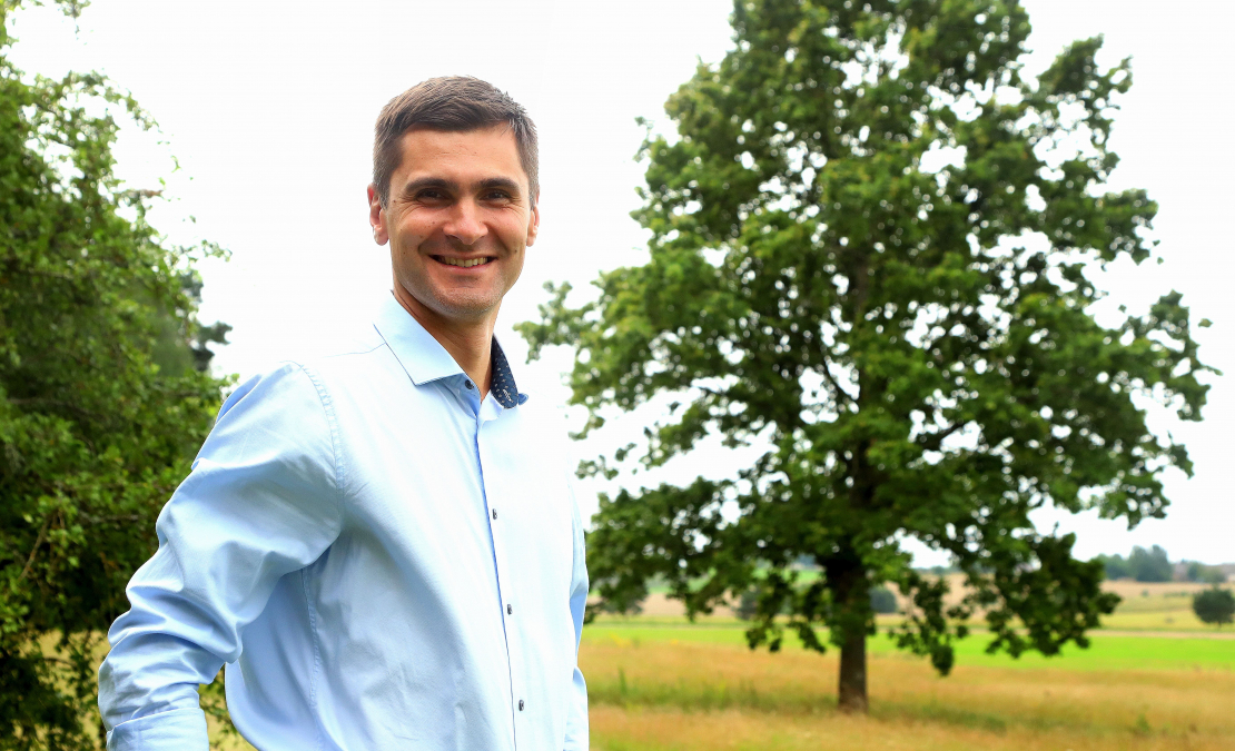 Vestards Šimkus: “Ar šo ozolu esam vienaudži. Tētis to iestādīja dienā, kad es piedzimu.”