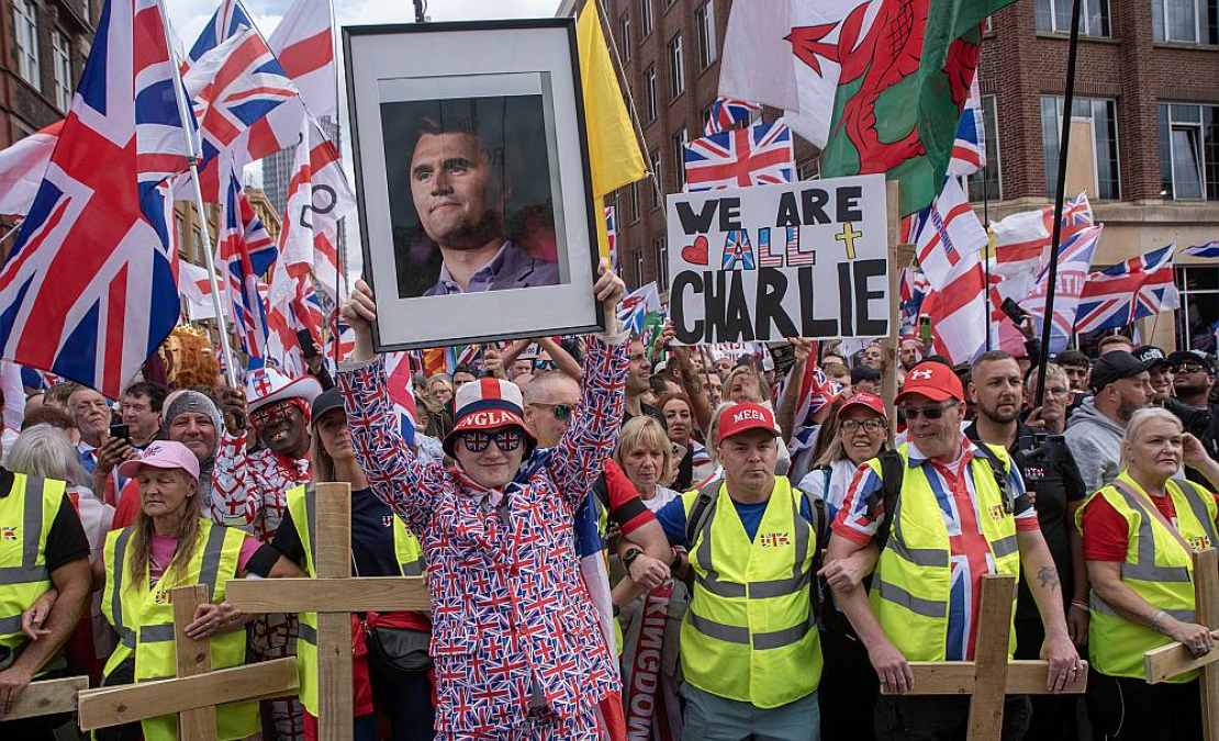 Imigrācijas pretinieku protesta akcijas dalībnieki Londonā sestdien pieminēja arī pagājušajā nedēļā nogalināto amerikāņu konservatīvo aktīvistu Čārliju Kērku.