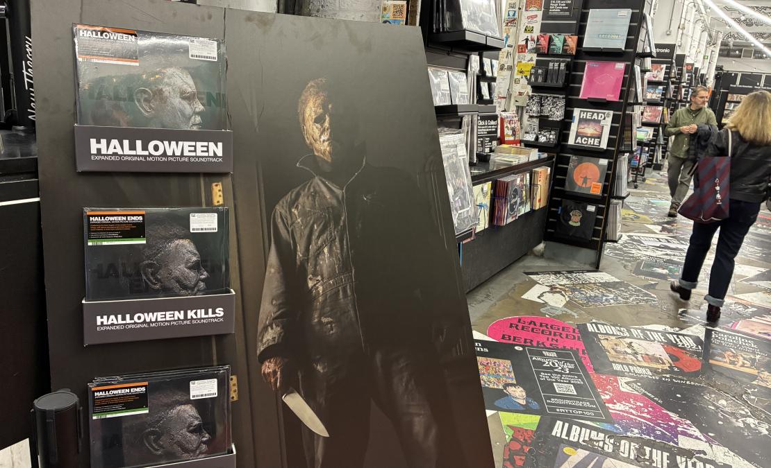 Mūzikas ierakstu veikals Londonā. Halovīnu tēma. Mūzikas ierakstu veikals Londonā. Halovīnu tēma.