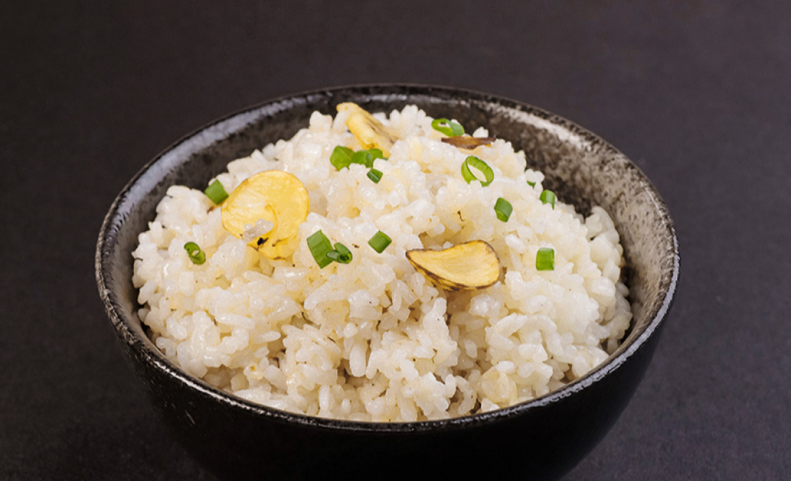 Rīsi ar ķiplokiem japāņu gaumē.
