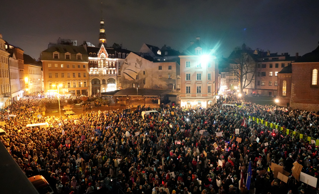 Doma laukumā notiek protests "Nosargāsim Māti Latviju" pret izstāšanos no Eiropas Padomes Konvencijas par vardarbības pret sievietēm un vardarbības ģimenē novēršanu un apkarošanu (Stambulas konvencijas). Doma laukumā notiek protests "Nosargāsim Māti Latviju" pret izstāšanos no Eiropas Padomes Konvencijas par vardarbības pret sievietēm un vardarbības ģimenē novēršanu un apkarošanu (Stambulas konvencijas).