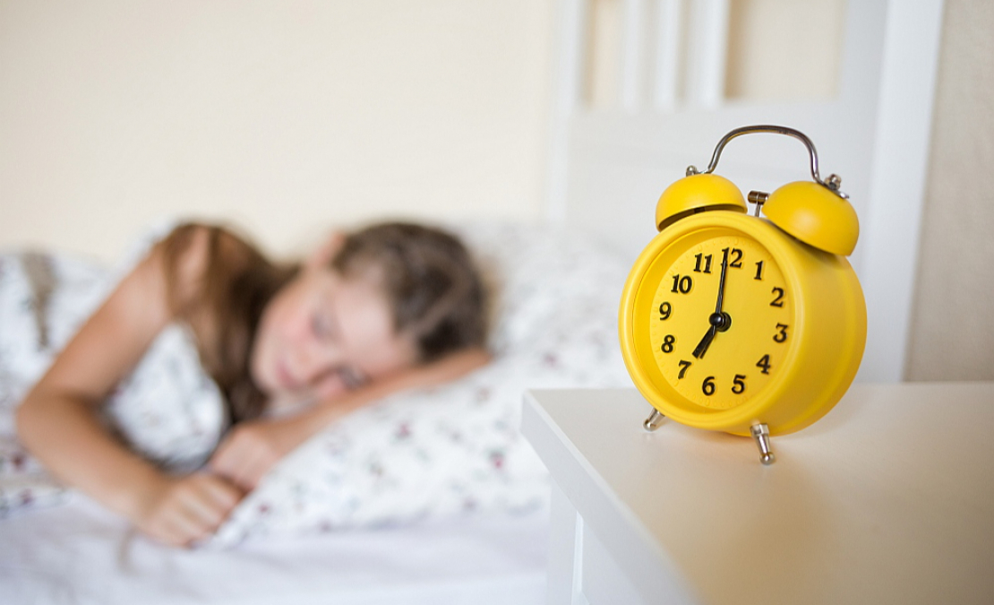 Bērnu klīniskās universitātes slimnīcas speciālisti vērsuši amatpersonu uzmanību, ka miegam ir liela nozīme atmiņas veidošanā, emociju apstrādē un smadzeņu attīstībā. Nepietiekams vai nekvalitatīvs miegs var ietekmēt bērna psihoemocionālo un fizisko veselību, pasliktināt sekmes un panākumus mācību procesā. Īpašu uzmanību vajag pievērst tieši pusaudžu tiesībām uz pilnvērtīgu miegu. Nepietiekams miega daudzums var nelabvēlīgi ietekmēt smadzeņu funkcionēšanu, kad skolēns var nebūt spējīgs kontrolēt emocijas. Tas savukārt var veicināt psiholoģiska vai psihiatriska rakstura problēmas, kas vēl vairāk pasliktina miegu. "Lēmums pamatskolā noteikt mācību laika sākumu no plkst. 8.30 un vidusskolas vecuma bērniem plkst. 9.00 būtu liels solis jauniešu veselības nodrošināšanā," raksta miega speciālisti.