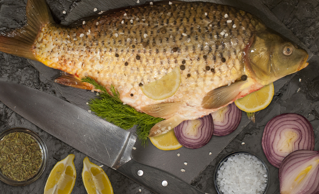 Ar sieru un šampinjoniem cepta karpa.