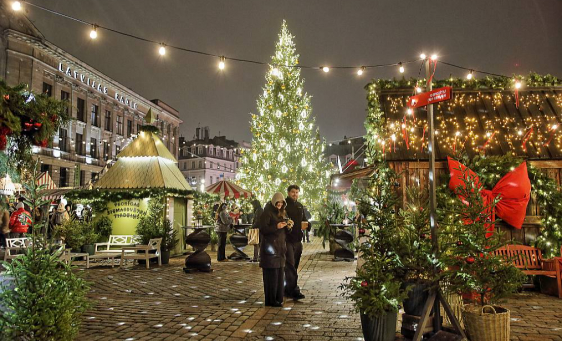 Ziemassvētku tirdziņš Rīgā Doma laukumā būs atvērts līdz 4. janvārim.