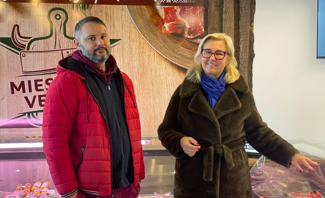 Lielvārdes gaļas veikalā saimnieko Ojārs Savins, kurā daļa produkcijas tiek piegādāta no viņa mammas Brigitas Savinas bioloģiskās zemnieku saimniecības “Kalvāni”. 