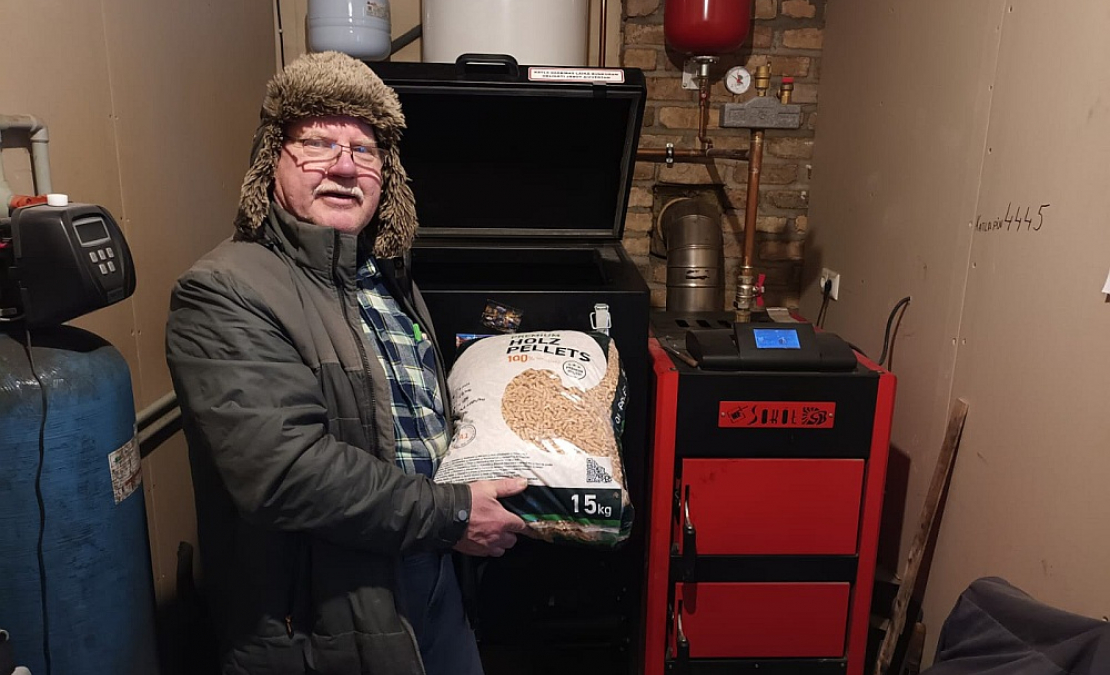 "Neslinkoju, neriskēju un regulāri iztīru pelnus, kas manā gadījumā ir ik pēc desmit dienām. Arī ar granulu pirkšanu jāuzmanās, nekad neņemu lētākās, neeksperimentēju," pieredzē par granulu apkuri dalās Agris Muižzemnieks no Jelgavas novada.