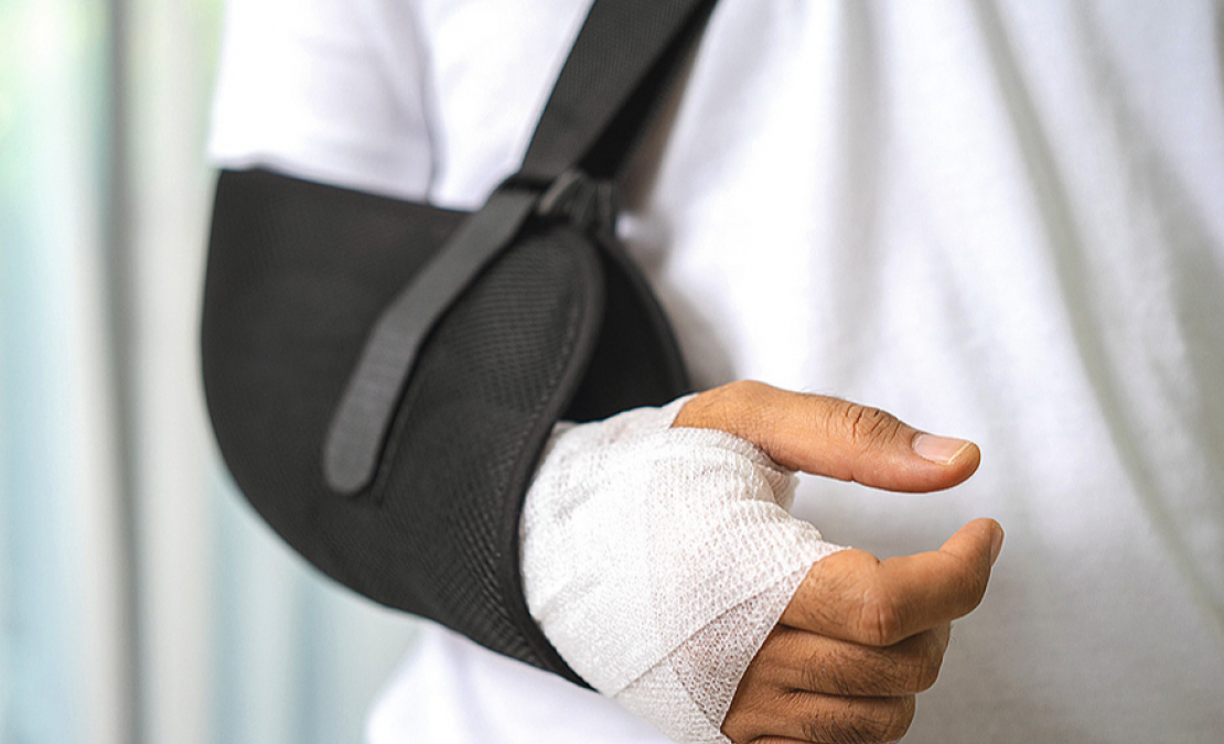 To, vai lauztajai ekstremitātei nepieciešama operācija, ģipsis vai varēs iztikt ar ortozi, izvērtē ārsts.