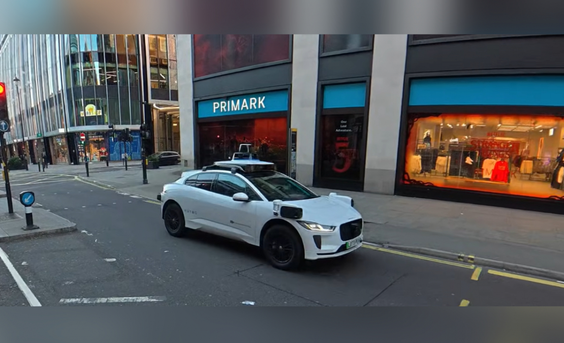 Uzņēmuma "Waymo" automašīna Londonas satiksmē.