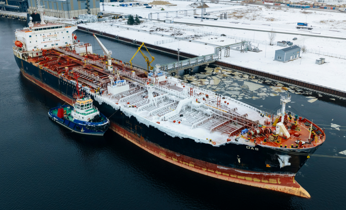 Naftas produktu tankkuģis Rīgas ostā. Naftas produktu tankkuģis Rīgas ostā.