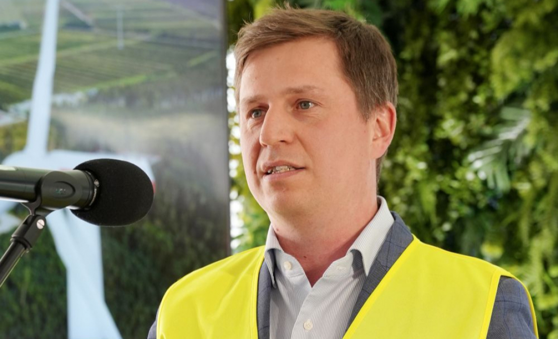 Bijušais Latvijas Investīciju un attīstības aģentūras direktors, bet tagad eksportētāju asociācijas "Red Jackets" vadītājs Kaspars Rožkalns: "Patēriņa stimulēšana, piemēram, elektroauto izplatības veicināšana Latvijas ekonomikai dod visai maz."