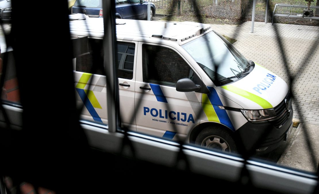 Valsts policijas dienesta automašīna pie Latgales rajona tiesas Daugavpilī.