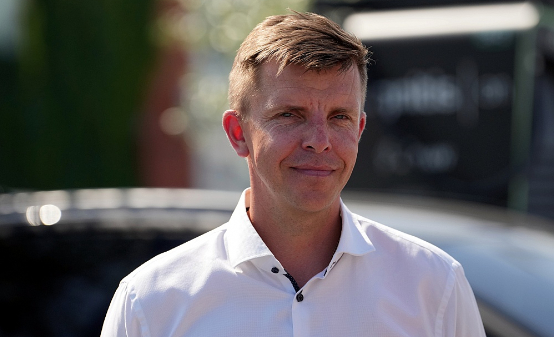 "Mūsu personalizēto tarifu mērķis ir virzīt tirgu uz būtiski dinamiskāku un individuāli piemērotāku pieeju, kas Latvijas iedzīvotājiem nodrošinās jūtamus ietaupījumus potenciāli līdz pat vienam esošajam elektrības rēķinam gadā," sola "Ignitis Latvija" vadītājs Kristaps Muzikants.