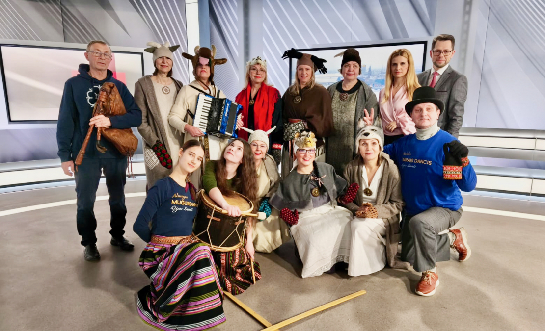 Stiprās sievas un Rīgas Danči kopā ar LTV Rīta Panorāmas vadītājiem.