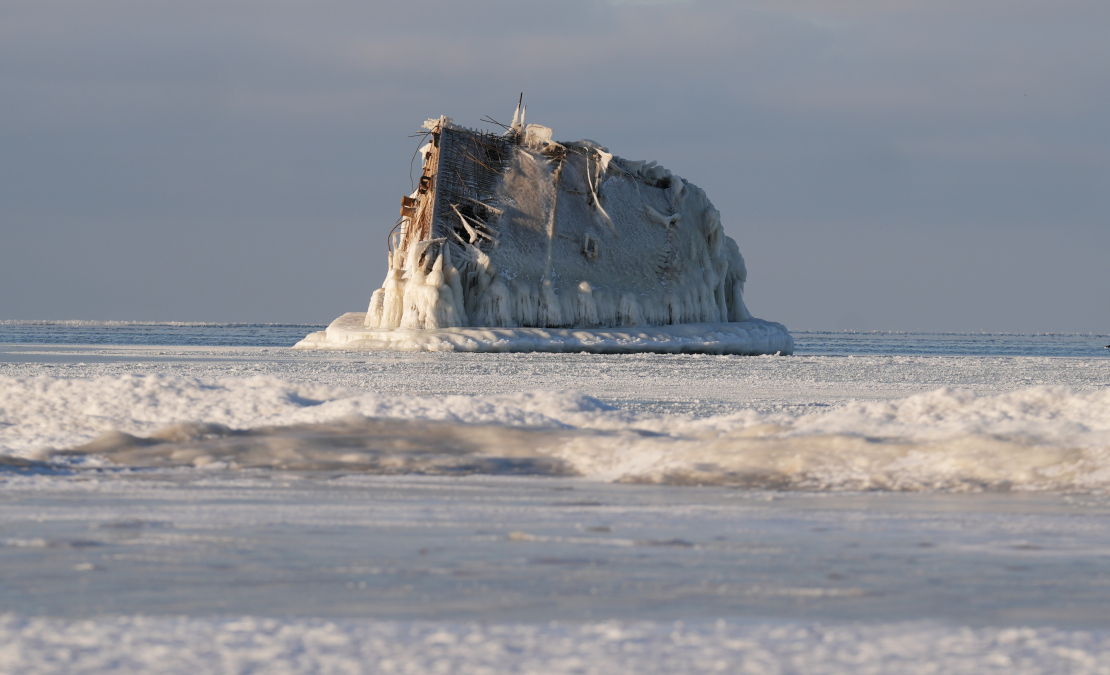 Avarējušā dzelzsbetona kuģa "Lady Cotlin" vraks Mangaļsalas pludmalē. Avarējušā dzelzsbetona kuģa "Lady Cotlin" vraks Mangaļsalas pludmalē.