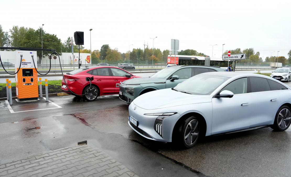Elektroauto uzlādes tīkls "Viada" degvielas uzpildes stacijā.
Elektroauto uzlādes tīkls "Viada" degvielas uzpildes stacijā.