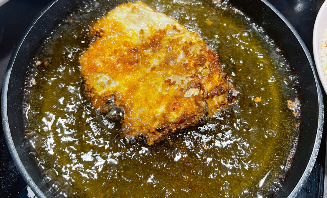 Kabatiņas cep karstā eļļā, līdz tās kļūst zeltaini brūnas no visām pusēm.