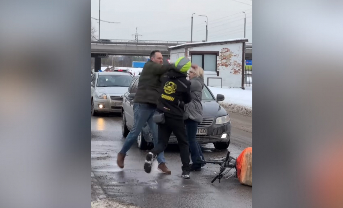 Konflikts starp velokurjeru un volvo vadītāju.
