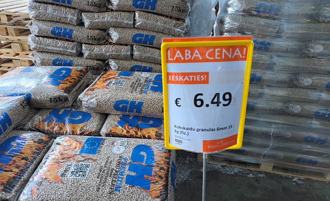 Kokskaidu granulu ažiotāža un arī cenas pamazām krītas. Atsevišķos veikalos granulas bija nopērkamas arī aizvadītās svētdienas vakarā. Kokskaidu granulu ažiotāža un arī cenas pamazām krītas. Atsevišķos veikalos granulas bija nopērkamas arī aizvadītās svētdienas vakarā.