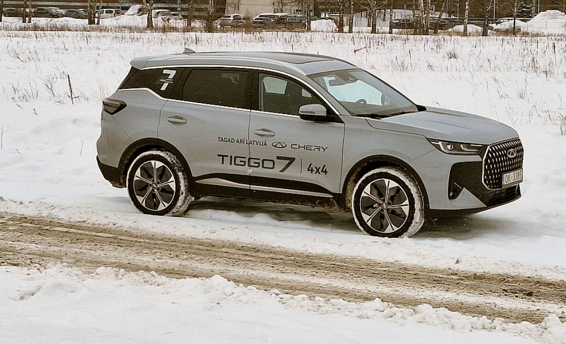 "Chery Tiggo 7" "snow" režīmā. "Chery Tiggo 7" "snow" režīmā.