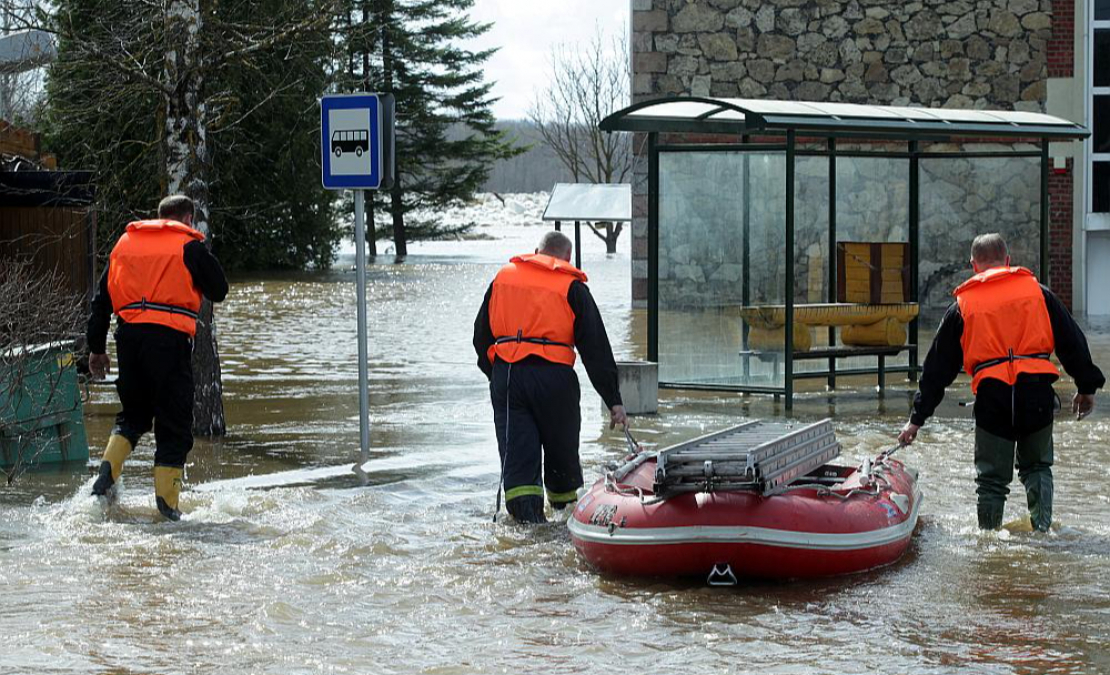 Pēdējos lielos palus un ar tiem saistītos plūdus Latvija ir piedzīvojusi 2013. gadā. Attēlā: glābēji Pļaviņās 2013. gada 19. aprīlī. Pēdējos lielos palus un ar tiem saistītos plūdus Latvija ir piedzīvojusi 2013. gadā. Attēlā: glābēji Pļaviņās 2013. gada 19. aprīlī.
