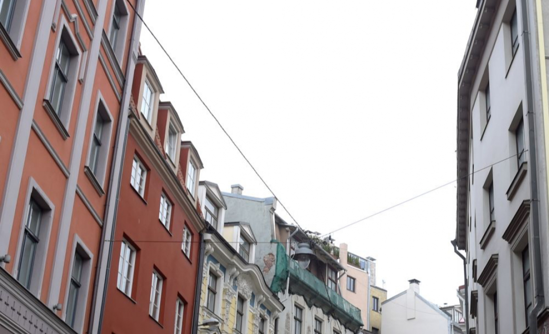 Latvijā ir vairāki simti ēku, kas vienlaikus pieder pat pāri par desmit īpašniekiem. Jaunie Civilprocesa likuma grozījumi varētu padarīt vieglāku šādu ēku sadalīšanu dzīvokļu īpašumos.