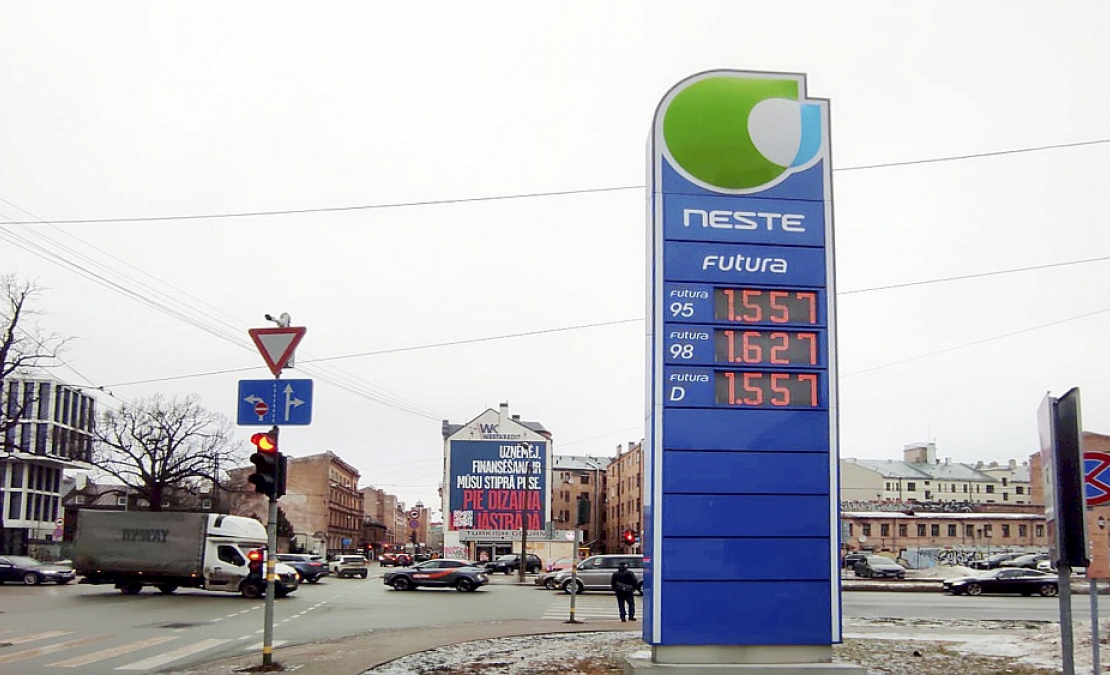 Kamēr valda liela nenoteiktība, degvielas tirgus dalībnieki arī Latvijā saglabā piesardzību. Jau pirmdien, 2. martā, salīdzinot ar piektdienu, 27. februāri, degvielas cena pakāpās "Neste" un "Circle K" degvielas uzpildes stacijās (DUS), kamēr citos degvielas mazumtirdzniecības tīklos ("Virši", "Viada" un "Kool") cena vēl turējās uz vietas.